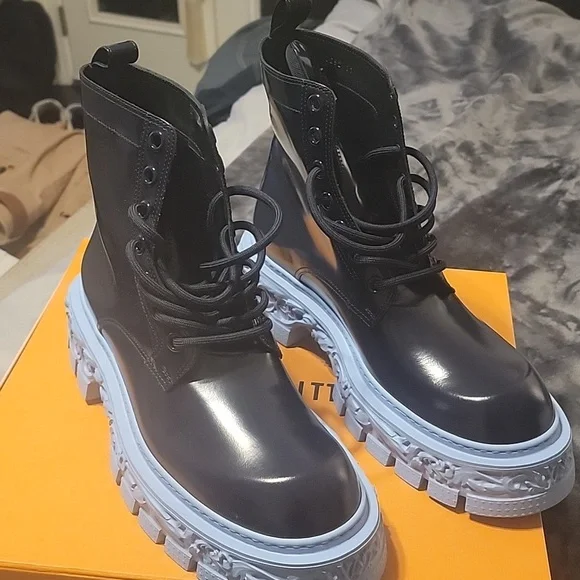 Louis Vuitton | Shoes | 223 Rare Edition Limited Supply  display picture 2